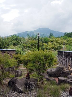 「倉下の湯」の休憩所から見える…山。