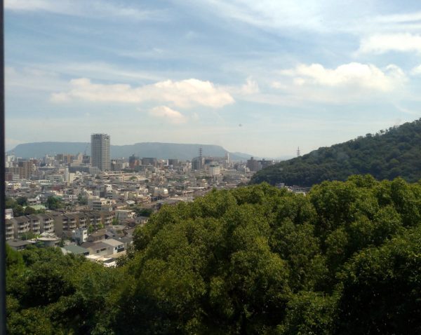 讃州めんめの窓から望む高松市の風景