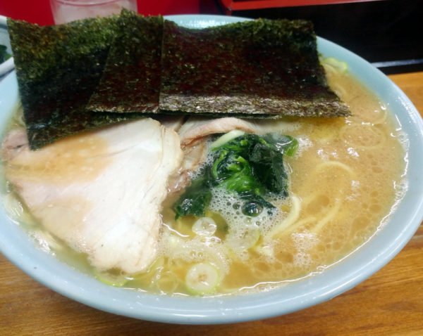 ラーメン中盛り。チャーシュー追加。