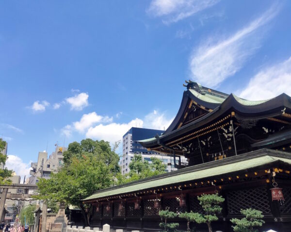 大阪天満宮と青い空